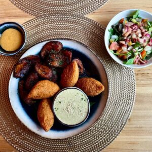 Accras de poulet, sauce à l'ail