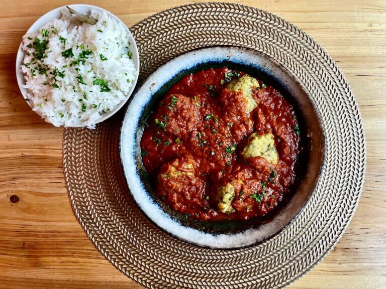 Thiou, boulettes de poisson servies avec du riz