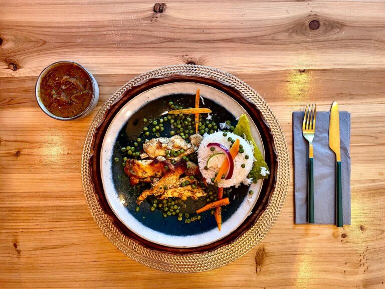 Yassa de poulet servi au restaurant Thieyp