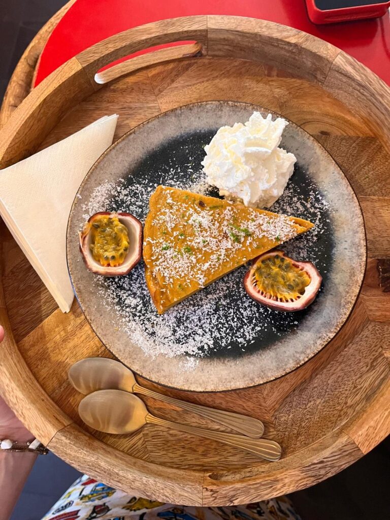 Part de gâteau malélevé à la patate douce et à la coco, chantilly et fruit de la passion, Thieyp