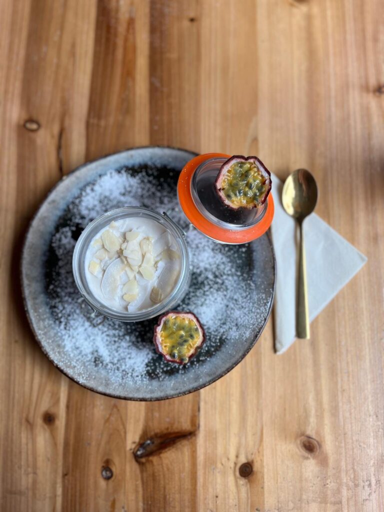 Riz au lait de coco vegan en bocal, copeaux de coco et fruit de la passion, dessert du Thieyp